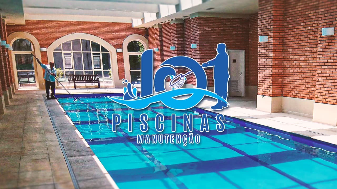 Piscina cristalina sendo mantida pela 